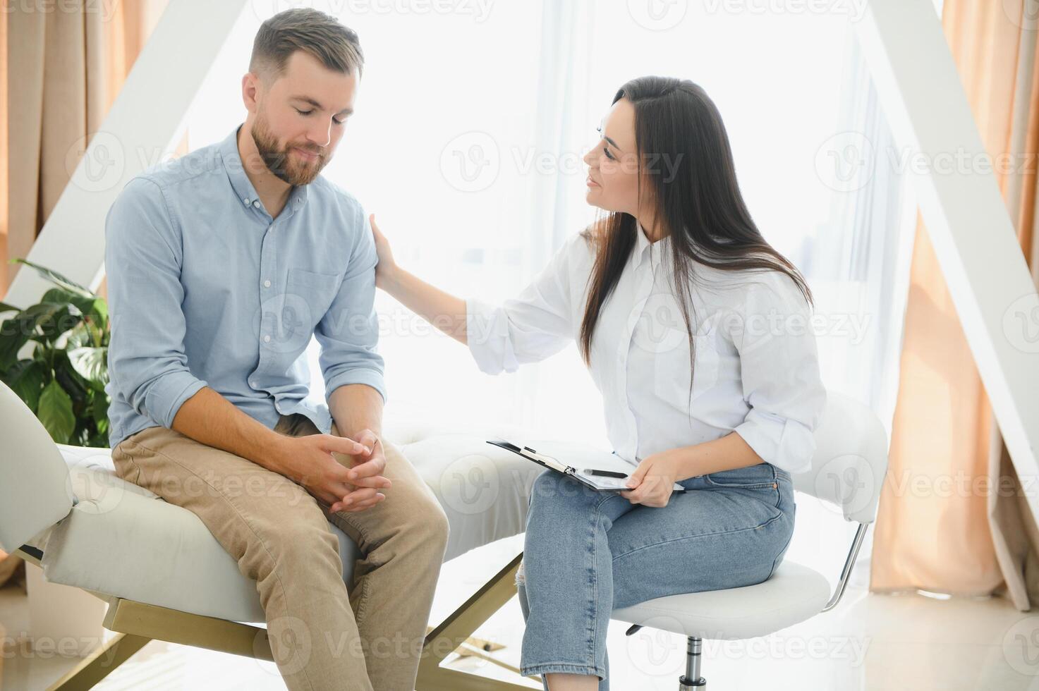 hembra psicólogo haciendo Nota mientras paciente hablando foto