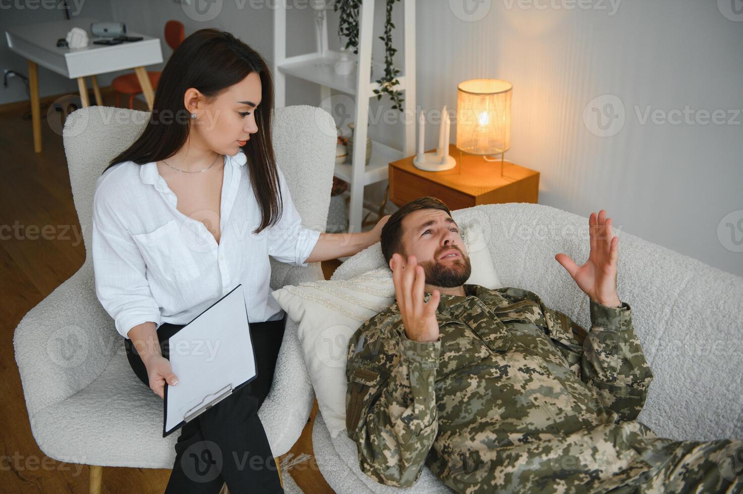 triste masculino soldado en cita con psicólogo a oficina foto