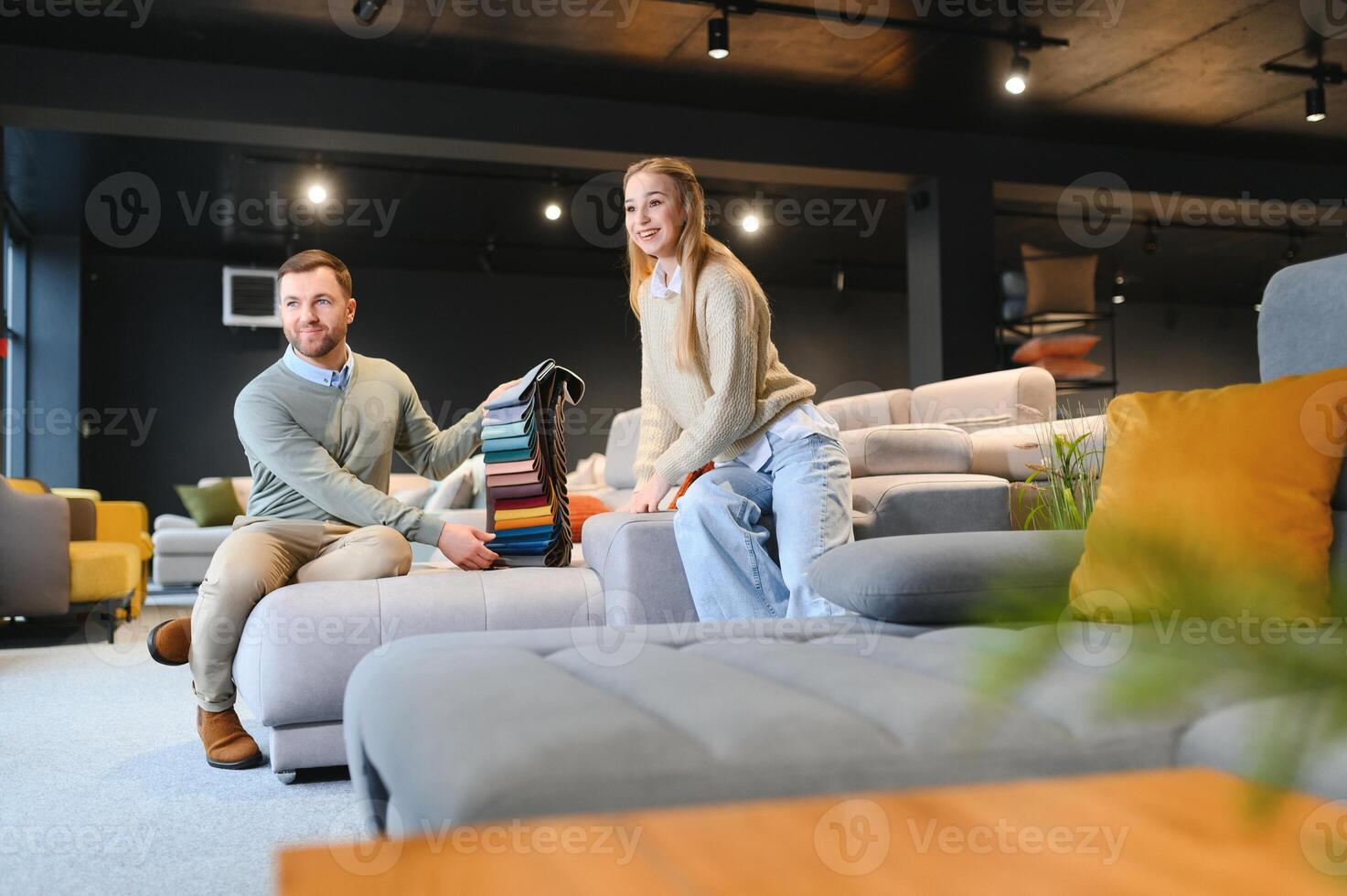 Pareja elegir sofá en mueble Tienda foto