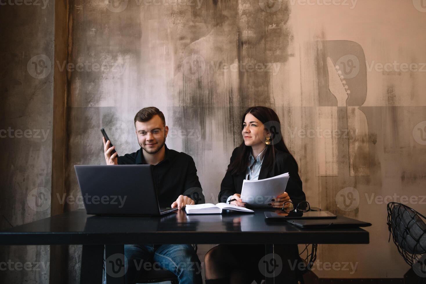 negocio hombre y mujer trabajando detrás ordenador portátil. foto