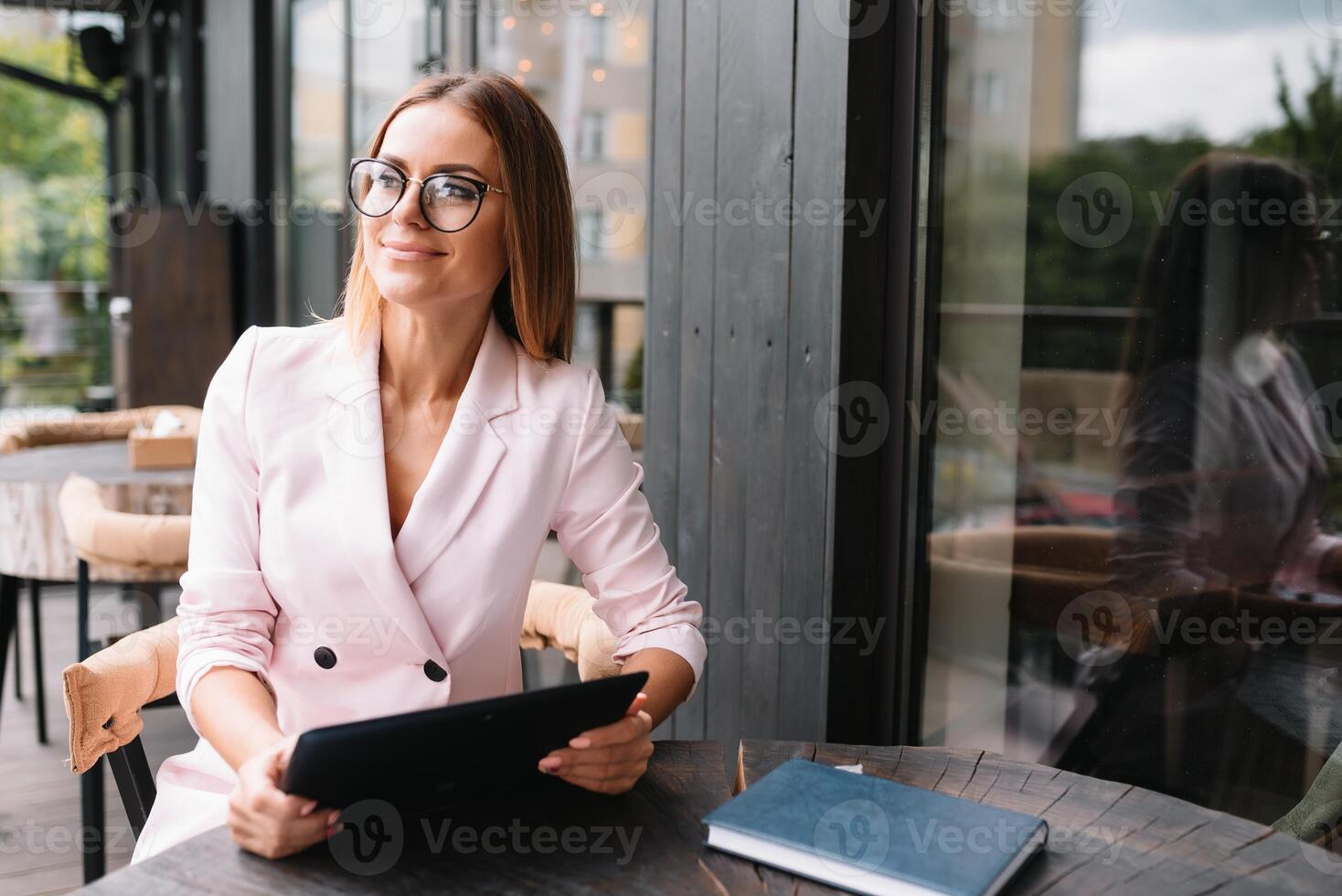 retrato de joven atractivo mujer de negocios examinando papeleo en ensenada ligero oficina interior sentado siguiente a el ventana, negocio mujer leer algunos documentos antes de reunión, filtrado imagen foto