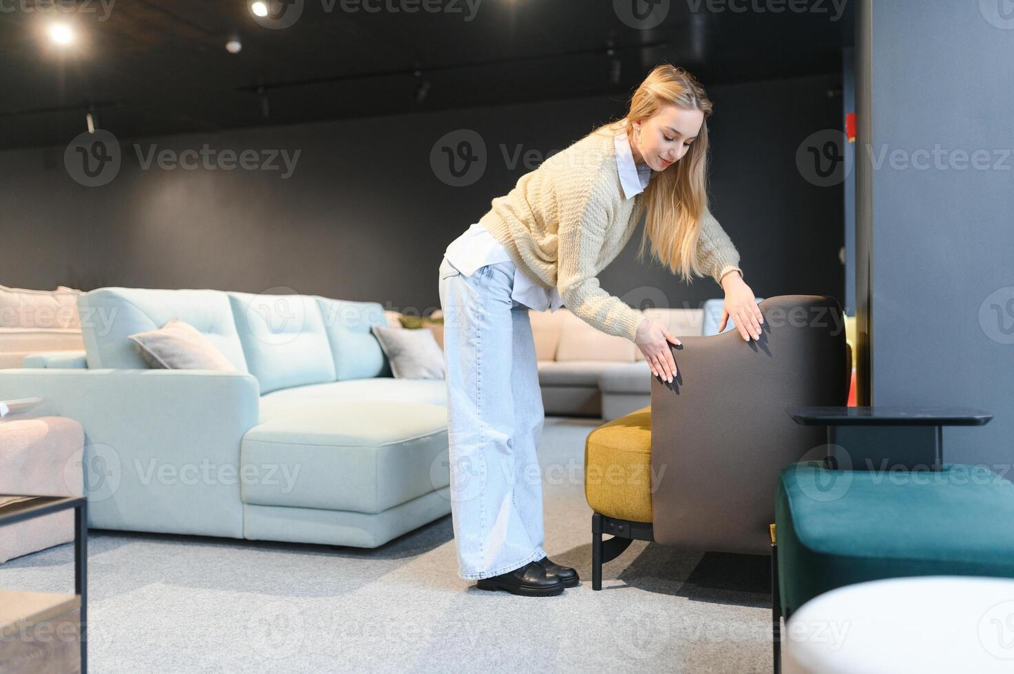 joven mujer compras para muebles, sofá y hogar decoración en Tienda foto