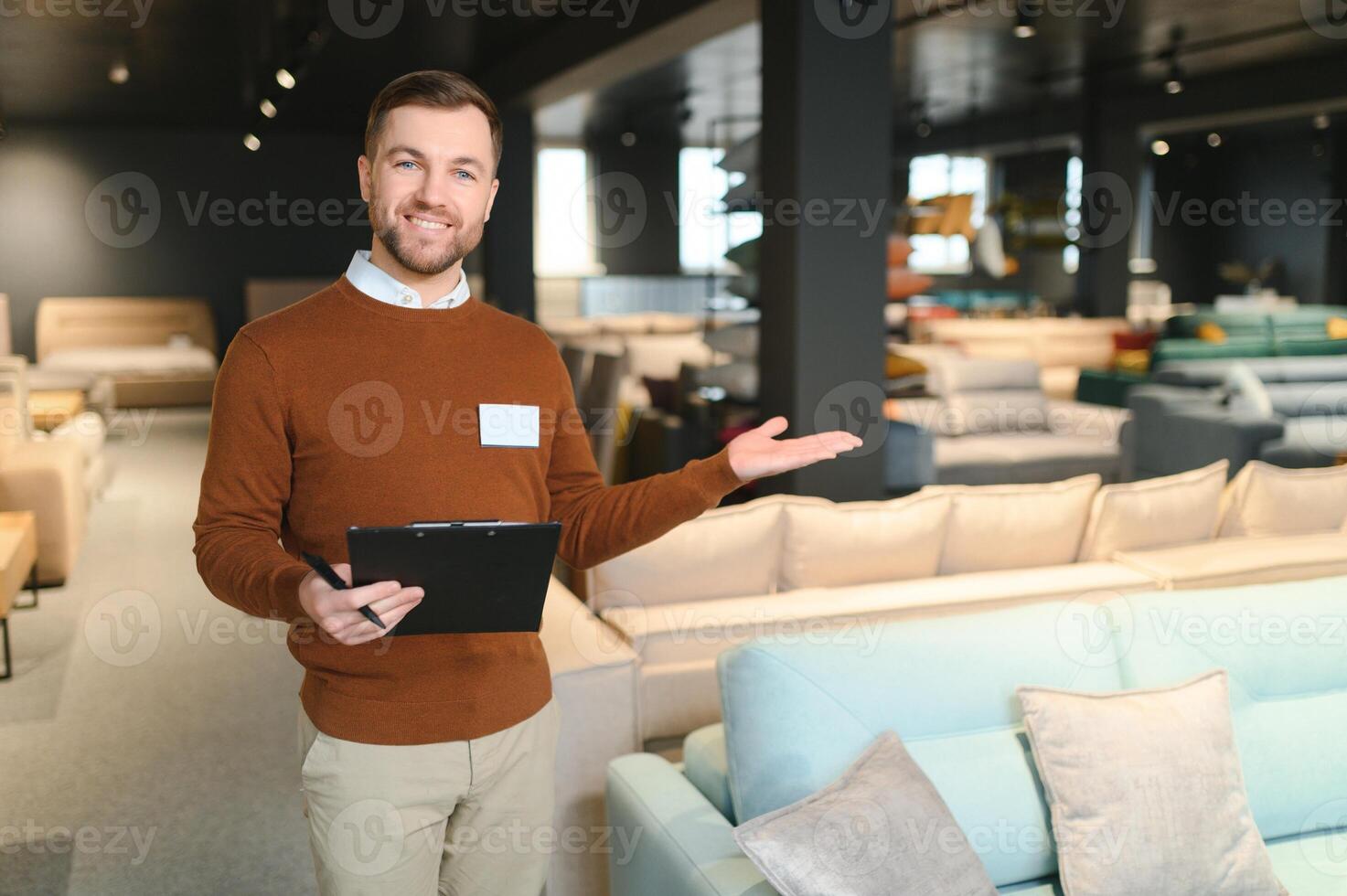 confidente vendedor en pie en mueble Tienda exposición centrar foto