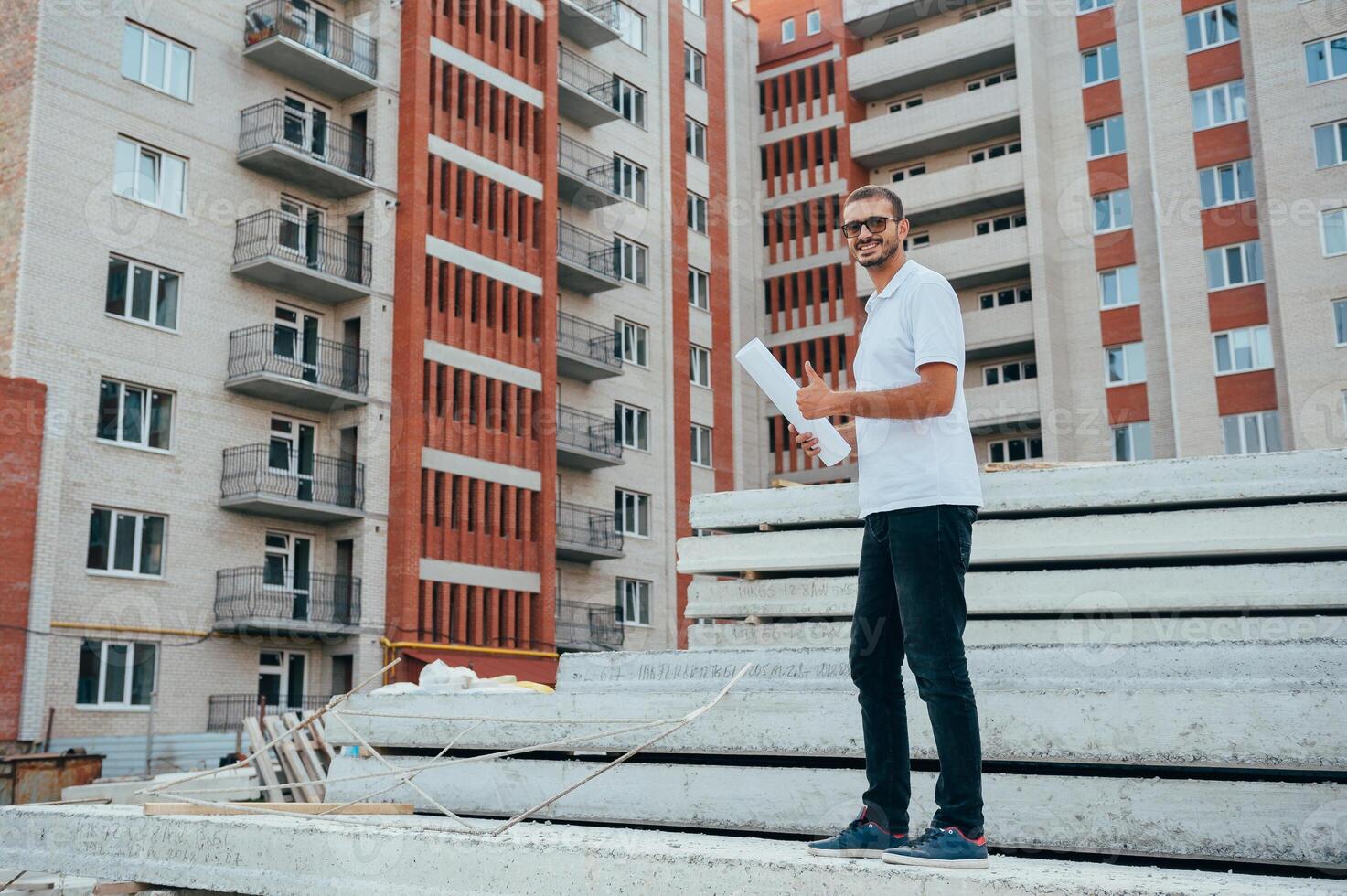 retrato de un arquitecto constructor estudiando diseño plan de el habitaciones, grave civil ingeniero trabajando con documentos en construcción sitio. foto