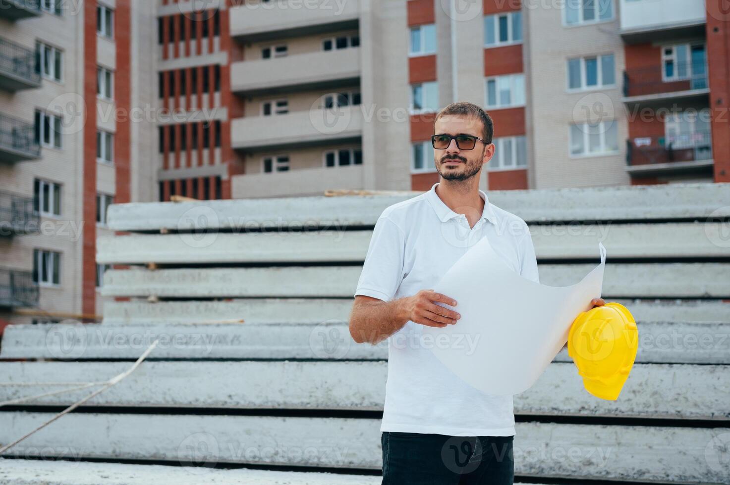 retrato de un arquitecto constructor estudiando diseño plan de el habitaciones, grave civil ingeniero trabajando con documentos en construcción sitio. foto