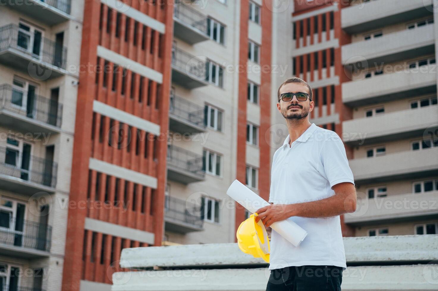 retrato de un arquitecto constructor estudiando diseño plan de el habitaciones, grave civil ingeniero trabajando con documentos en construcción sitio. foto