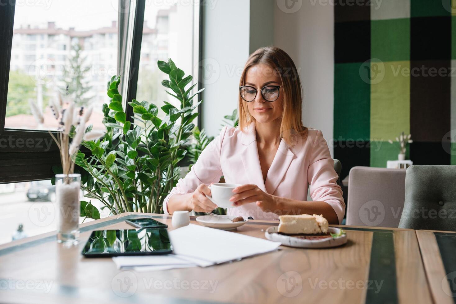 sonriente mujer de negocios utilizando tableta computadora café tienda foto