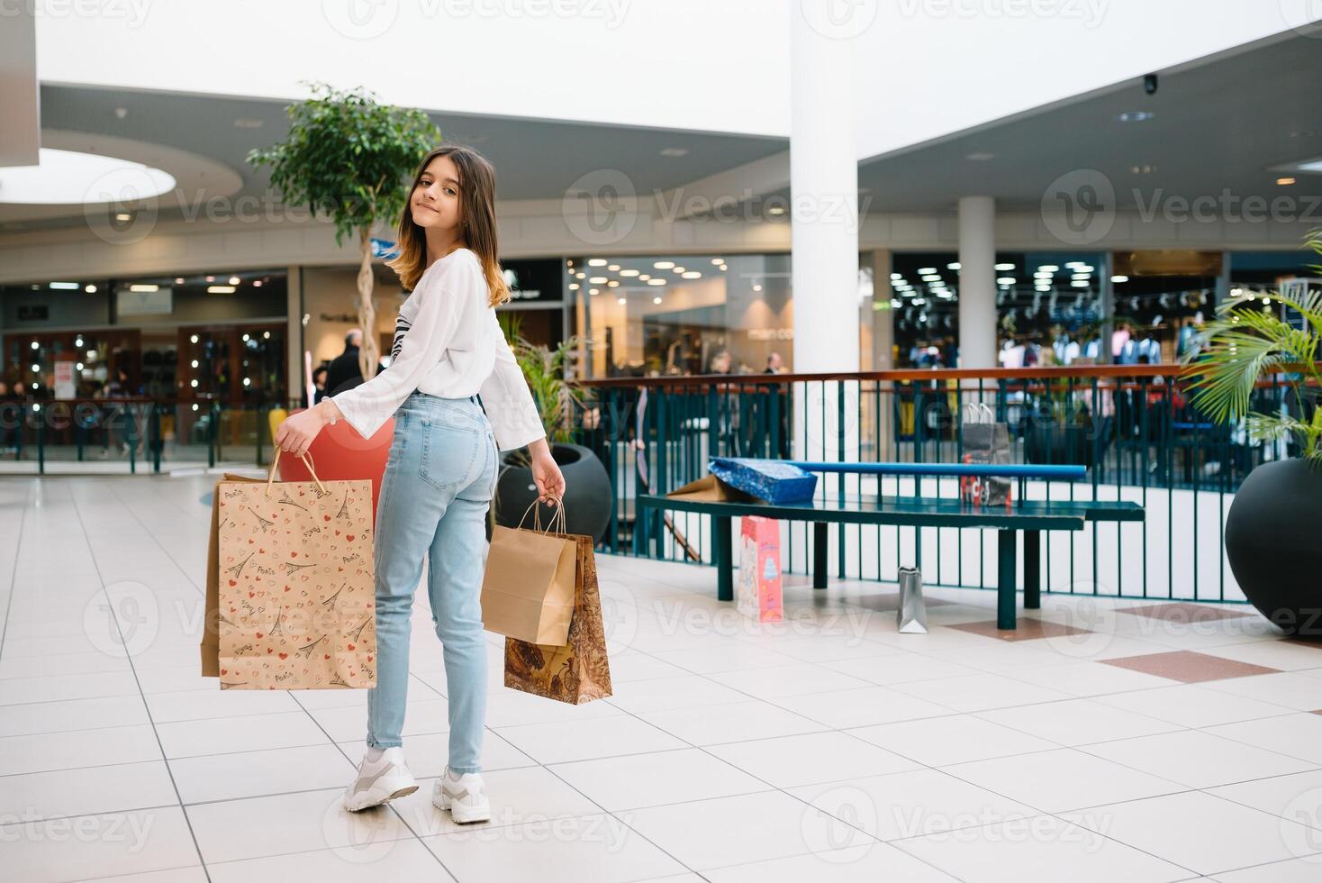 compras, felicidad y personas concepto - sonriente elegante Adolescente niña con compras bolsas. compras concepto. foto