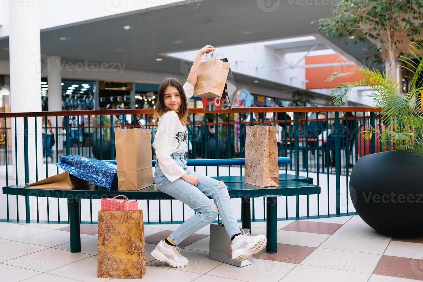 compras, felicidad y personas concepto - sonriente elegante Adolescente niña con compras bolsas. compras concepto. foto