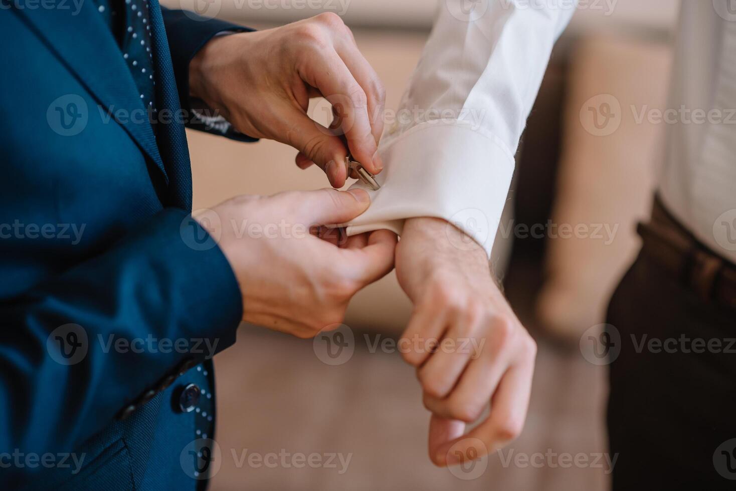 masculino manos en un antecedentes de un blanco camisa, manga camisa con gemelos y relojes, fotografiado de cerca foto