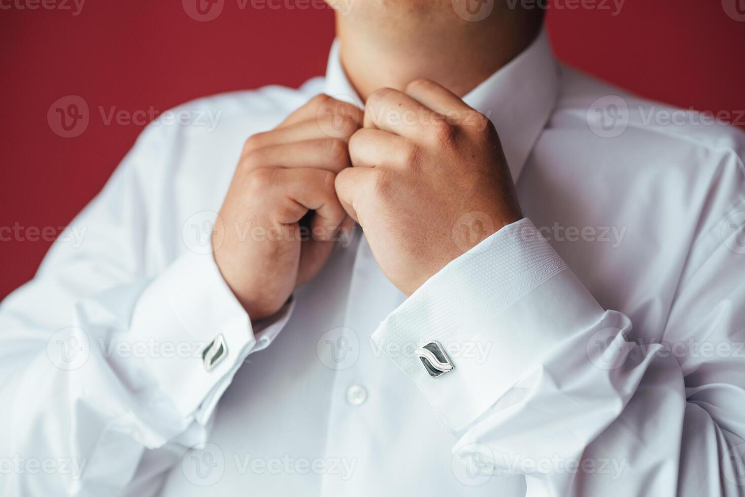 masculino manos en un antecedentes de un blanco camisa, manga camisa con gemelos y relojes, fotografiado de cerca. foto