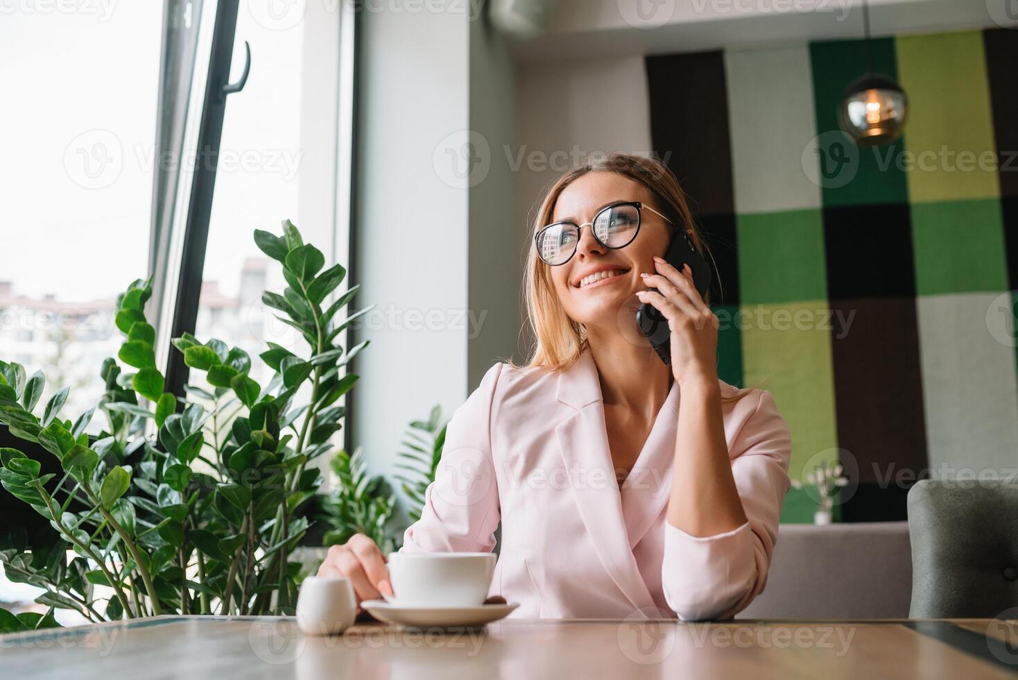 sonriente mujer de negocios utilizando tableta computadora café tienda foto