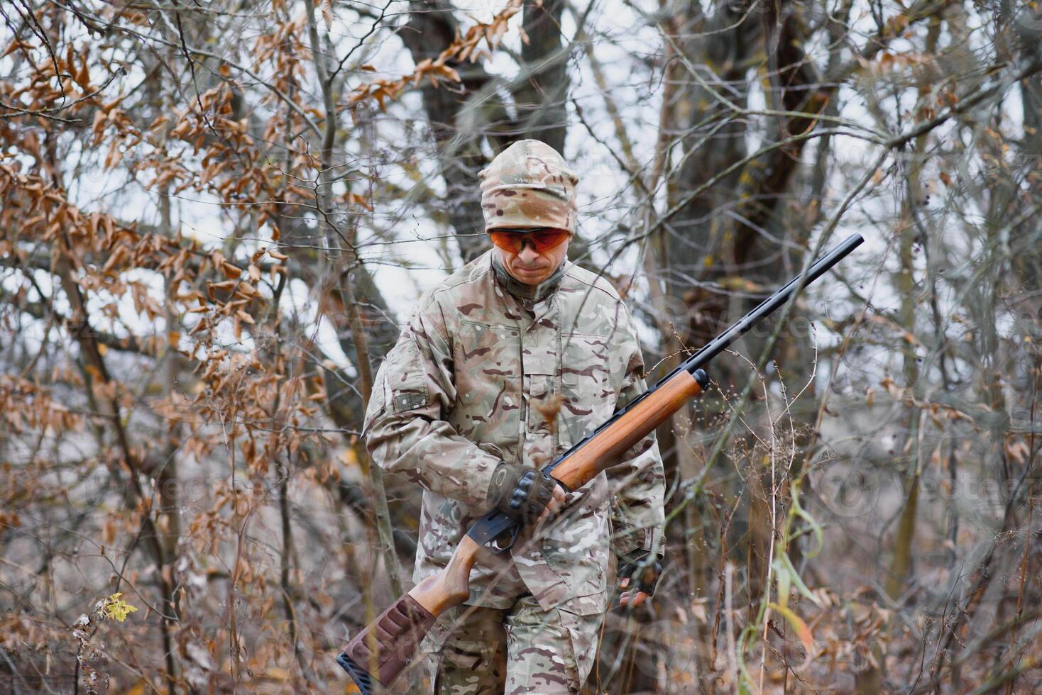 caza permiso. hombre brutal guardabosque naturaleza antecedentes. cazador gastar ocio caza. cazador sostener rifles. atención y concentración de experimentado cazador. caza y captura estaciones foto