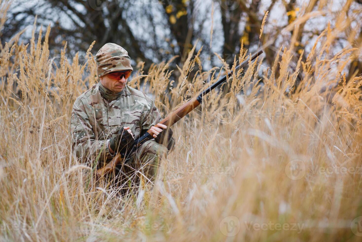 caza permiso. hombre brutal guardabosque naturaleza antecedentes. cazador gastar ocio caza. cazador sostener rifles. atención y concentración de experimentado cazador. caza y captura estaciones foto