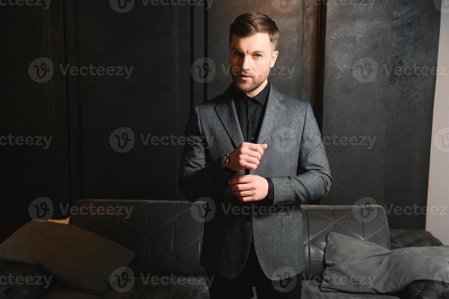 retrato de un hermoso hombre en un elegante traje en un grunge antecedentes foto