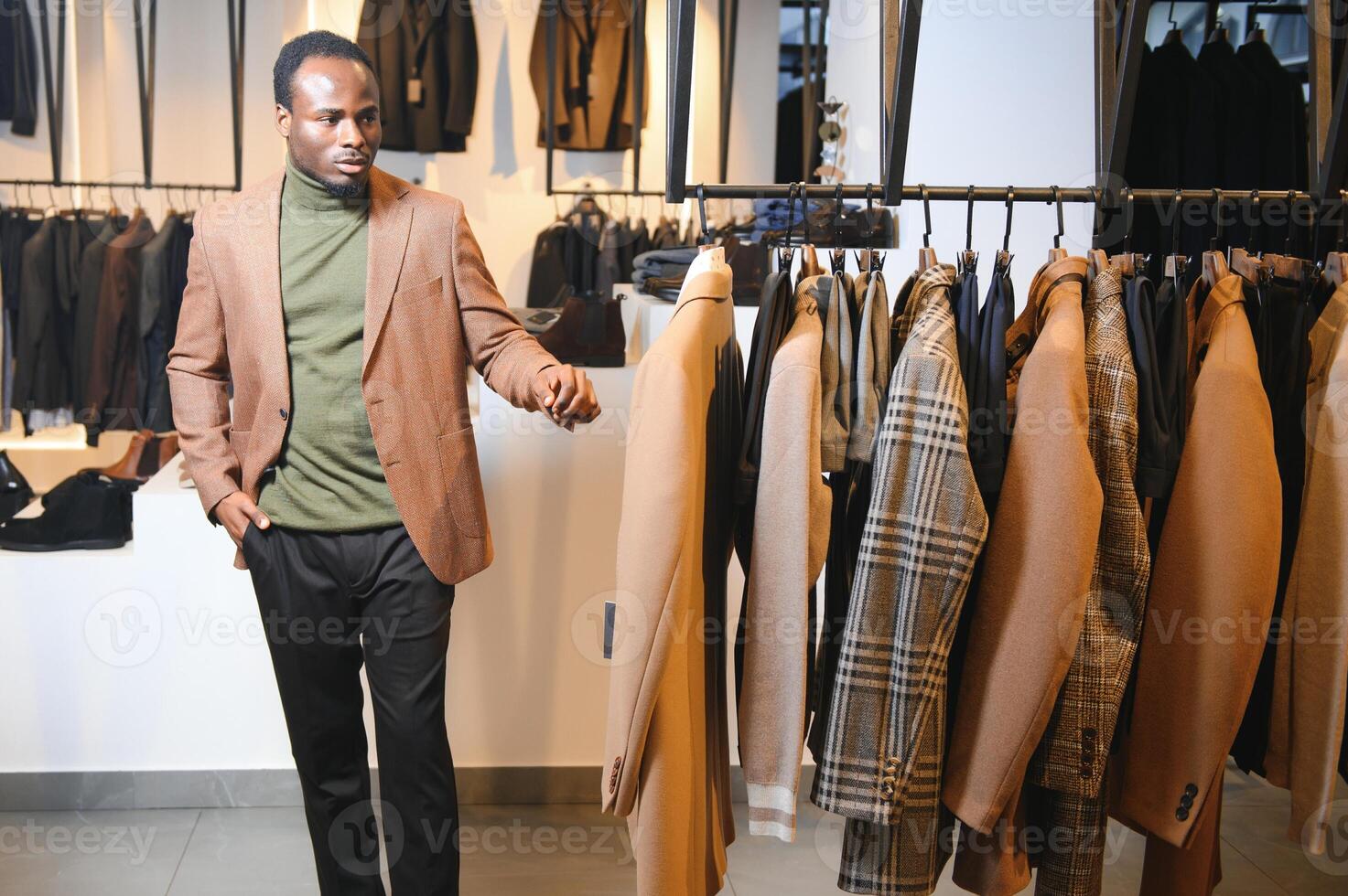 hermoso joven africano hombre vistiendo traje en tienda foto