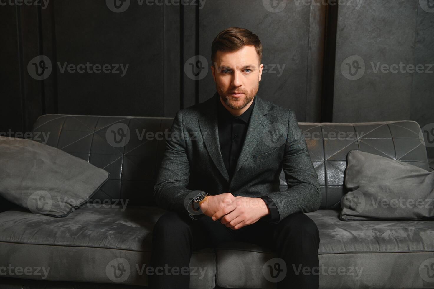 retrato de un hermoso hombre en un elegante traje en un grunge antecedentes foto