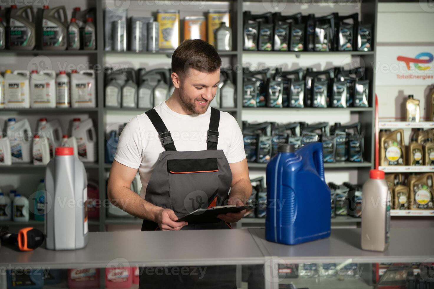 A customer speaks with a consultant at an auto parts store photo