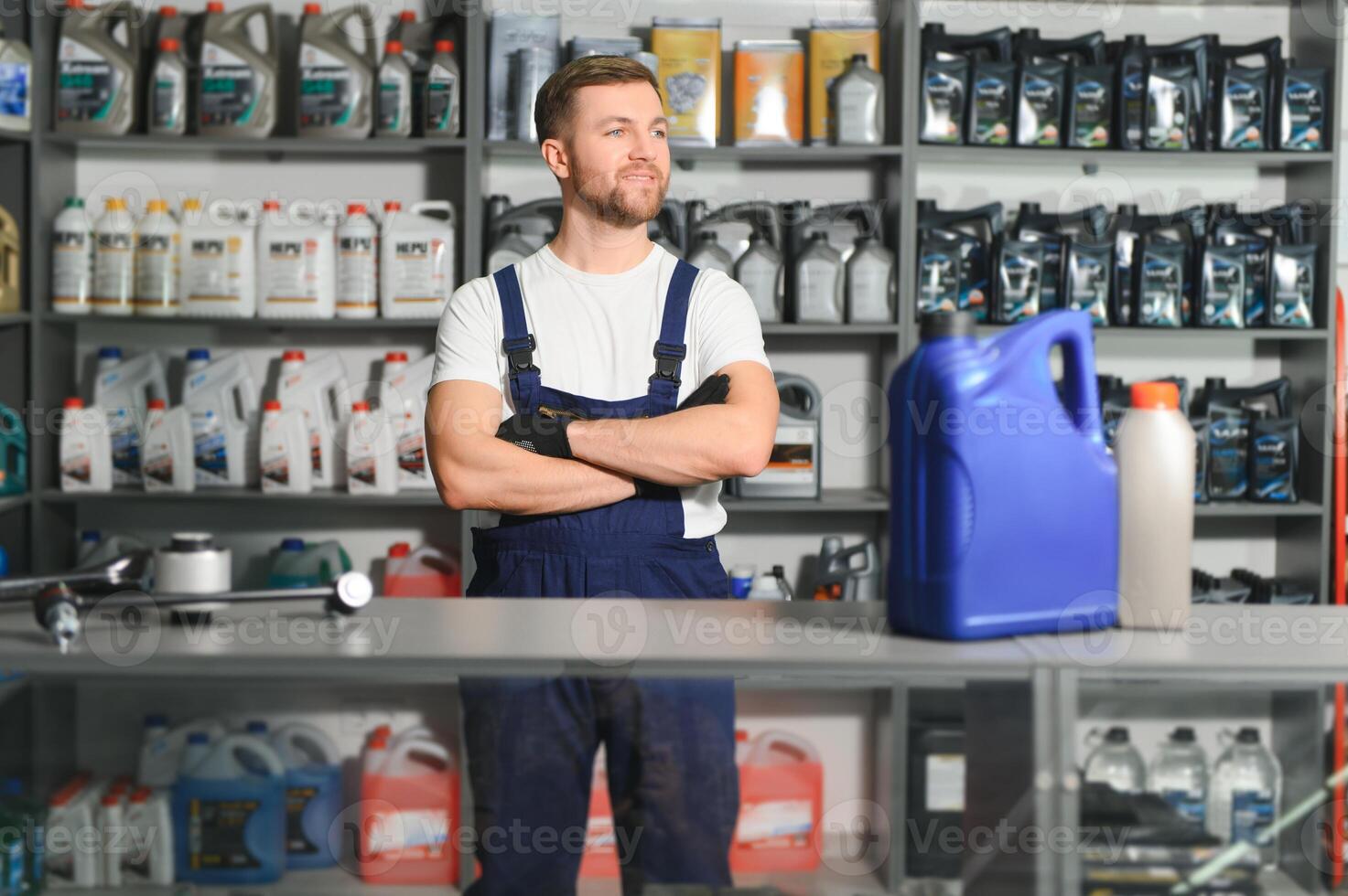 retrato de un hermoso vendedor en un auto partes almacenar. el concepto de coche reparar foto