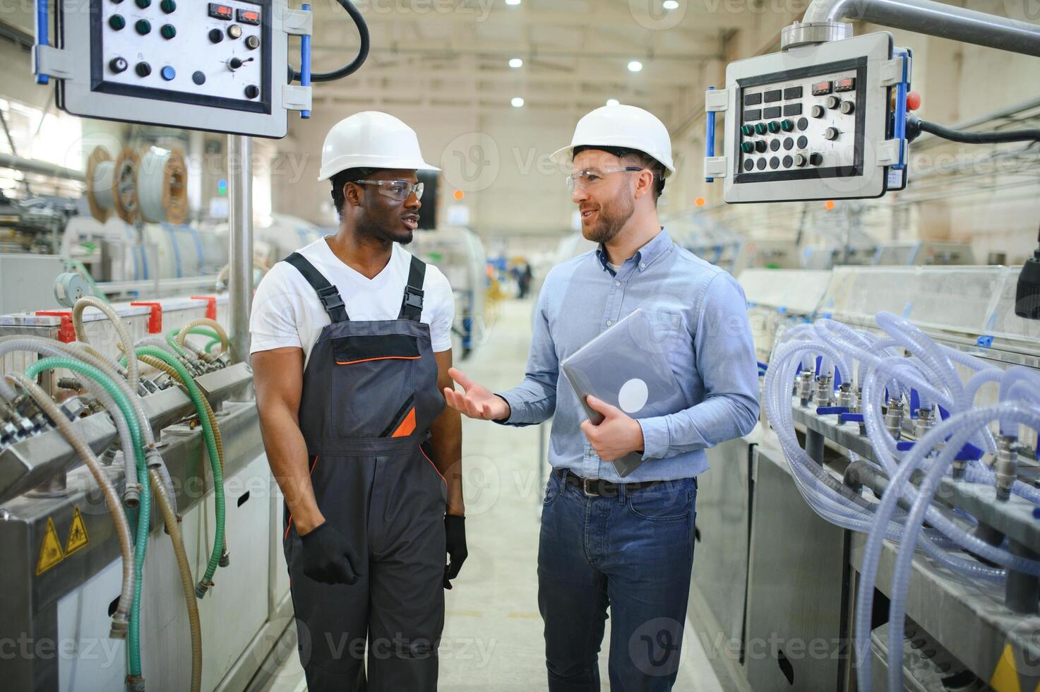 dos pesado industria ingenieros estar en fábrica foto