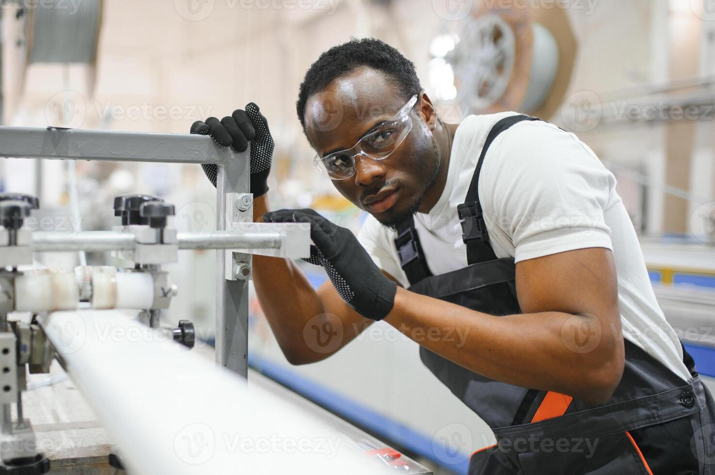 retrato de industrial ingeniero. fábrica trabajador en pie en fábrica producción línea foto