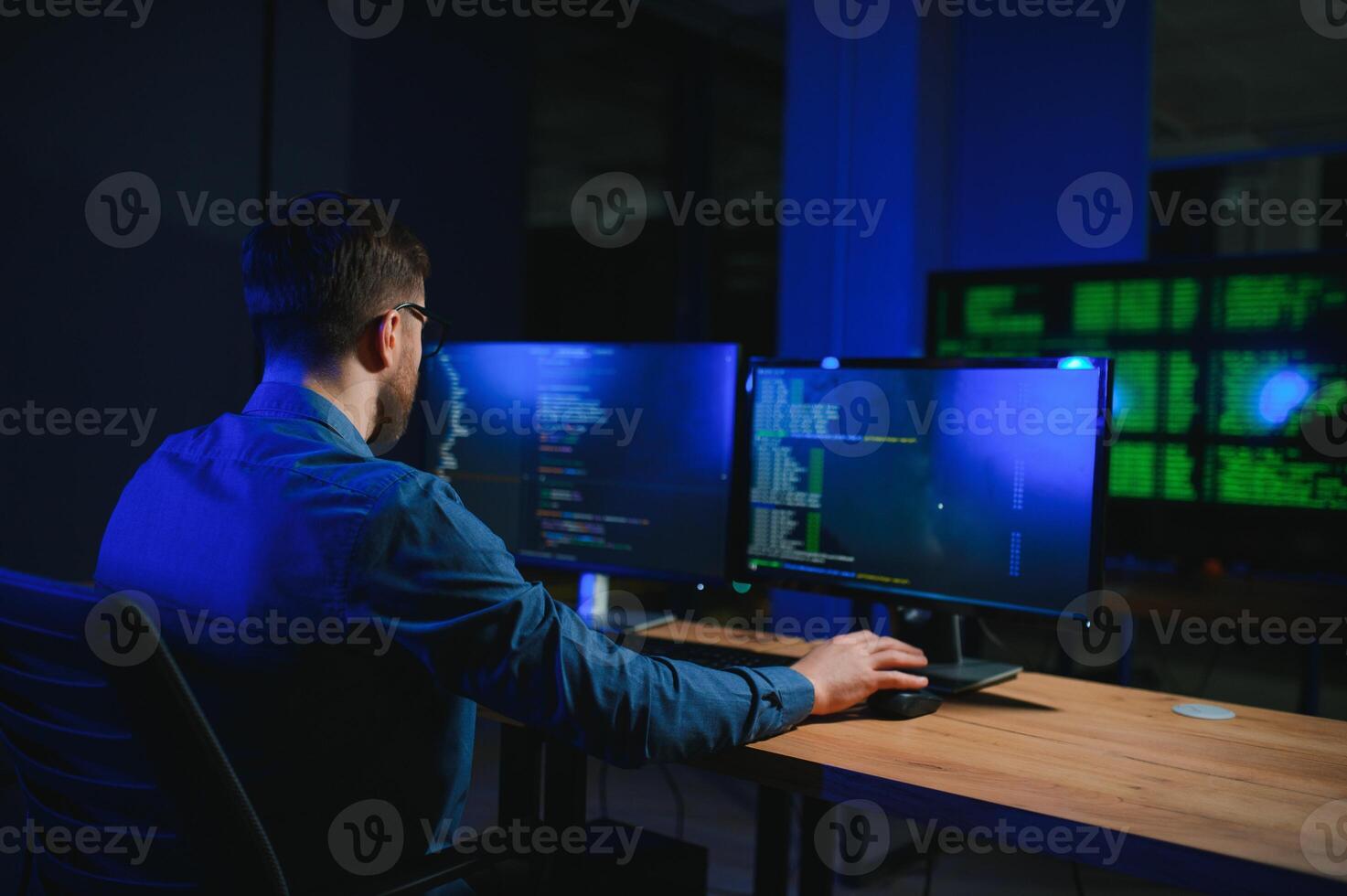 masculino programador trabajando en escritorio computadora a blanco escritorio en oficina foto