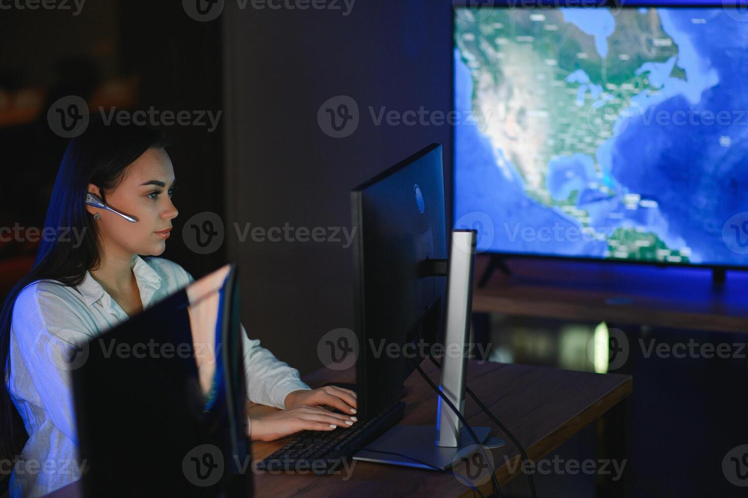 sonriente simpático hembra llamada centrar agente con auriculares trabajando en apoyo línea directa en el oficina foto