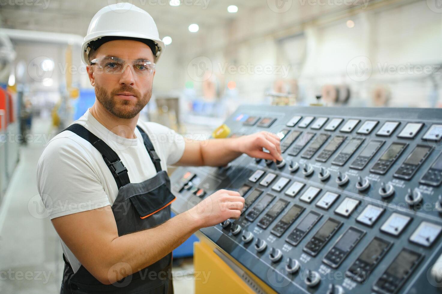 fábrica obrero. hombre trabajando en el producción línea foto