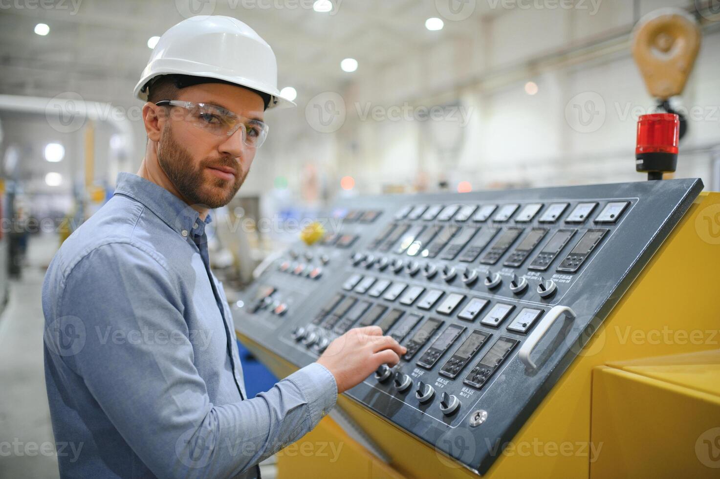 ingeniero en casco de seguridad es utilizando un ordenador portátil en un pesado industria fábrica foto