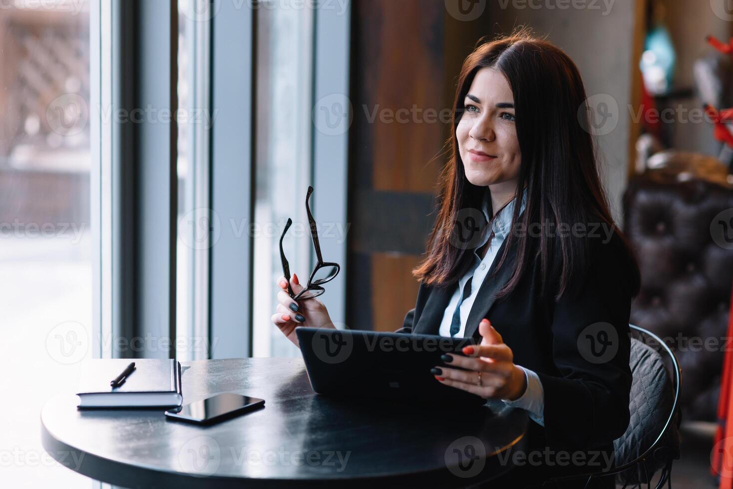 joven mujer de negocios utilizando tableta computadora en café tienda. foto