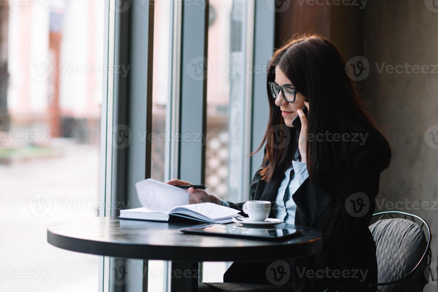 joven mujer de negocios hablando en el teléfono en café tienda. foto