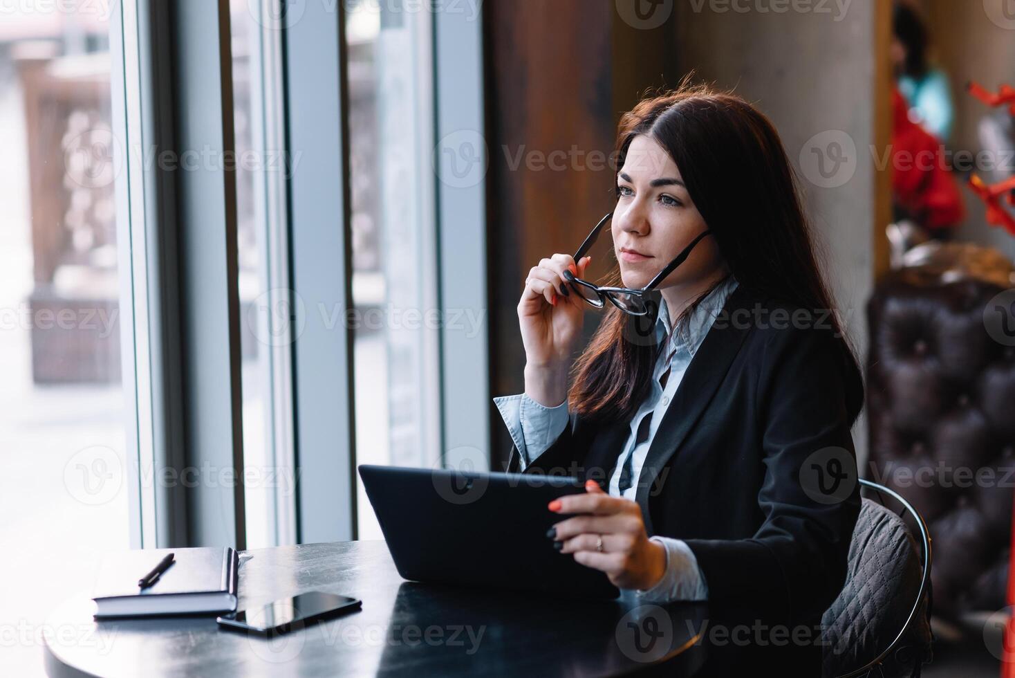 joven mujer de negocios utilizando tableta computadora en café tienda foto