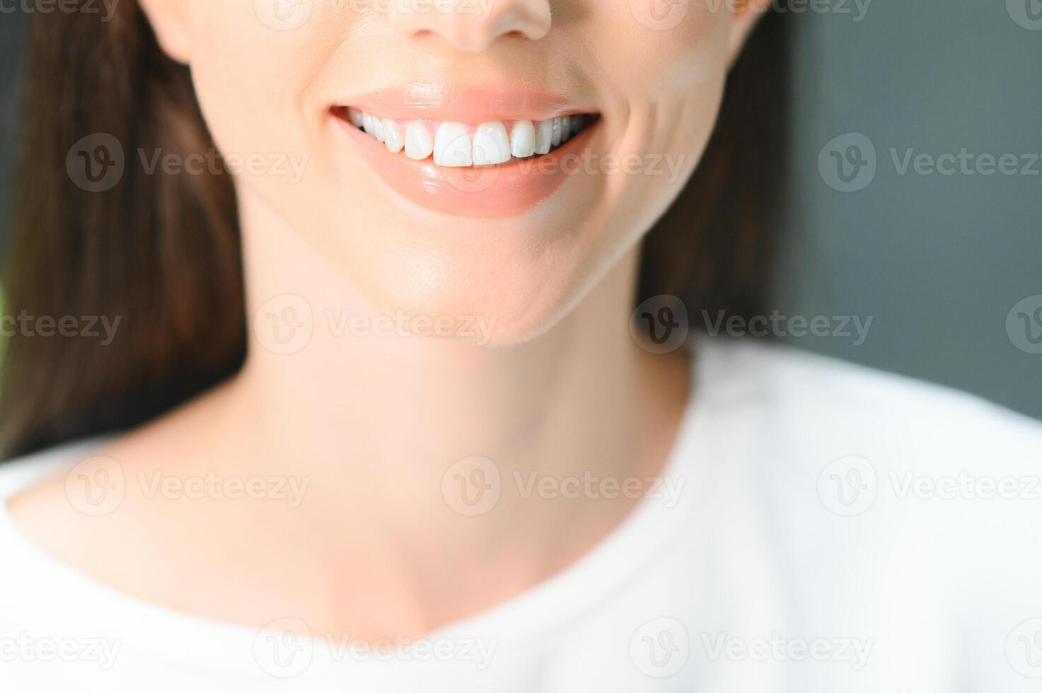 hermosa sonrisa con blanco dientes. de cerca de sonriente mujer boca con natural rechoncho lleno labios y sano Perfecto sonrisa foto