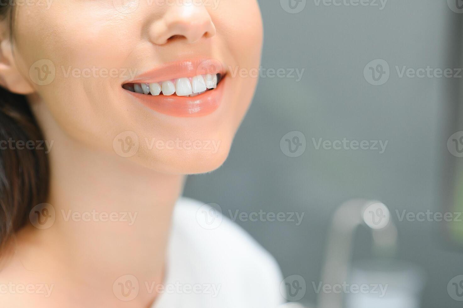 estomatología concepto, parcial retrato de niña con fuerte blanco dientes. de cerca de joven mujer a dentista, estudio, adentro foto