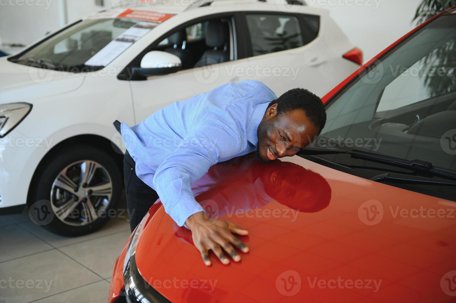 coche comprador. negro chico elegir nuevo automóvil en concesión Tienda foto