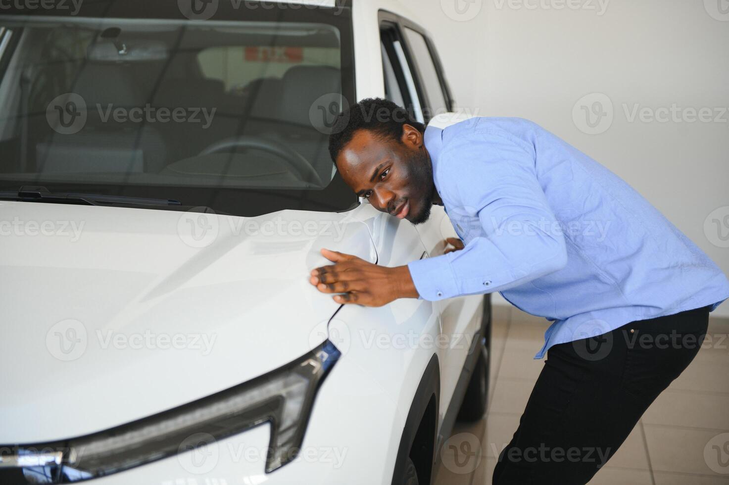 coche comprador. negro chico elegir nuevo automóvil en concesión Tienda foto