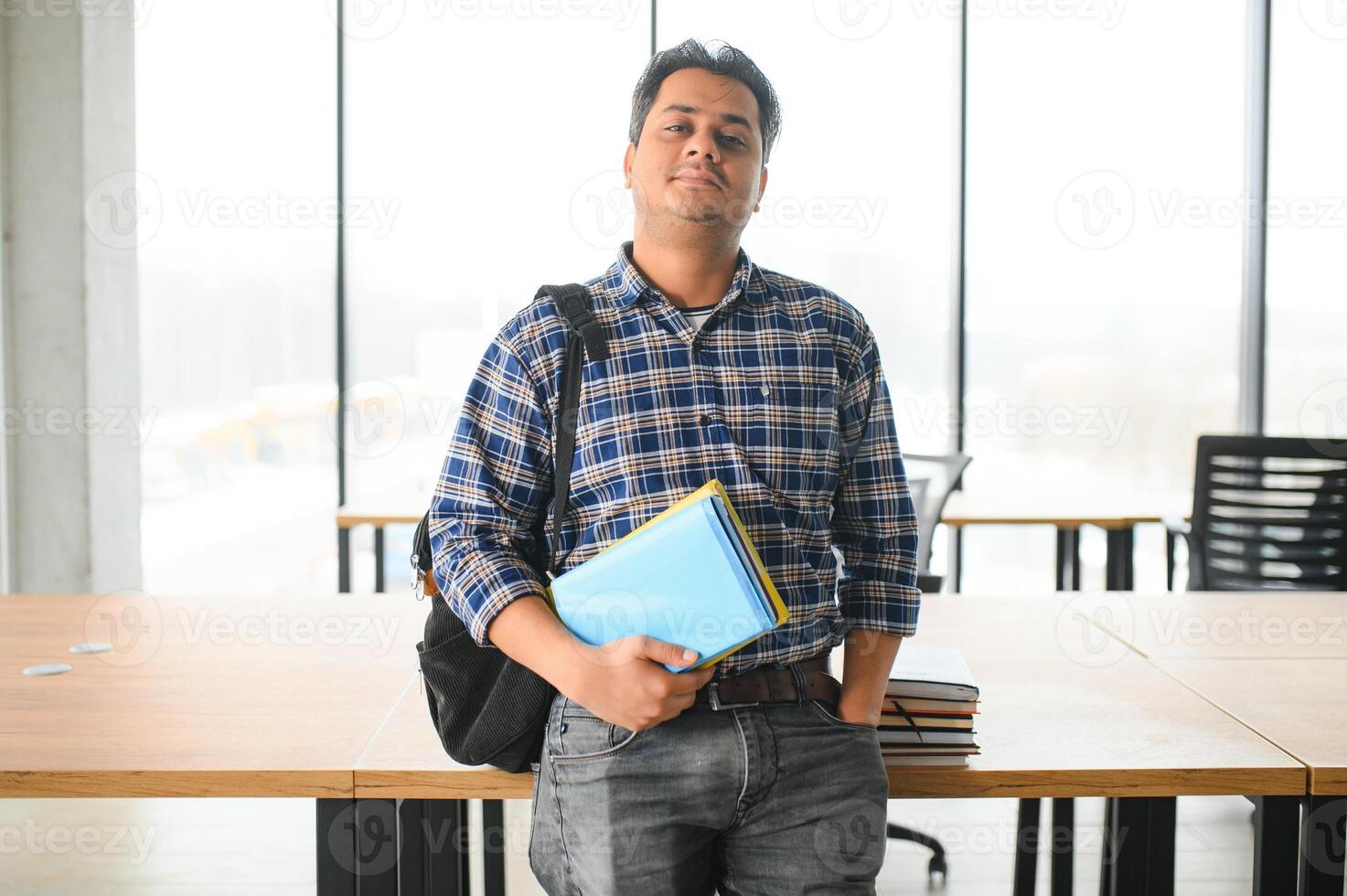 retrato de alegre masculino internacional indio estudiante con mochila. educación concepto foto