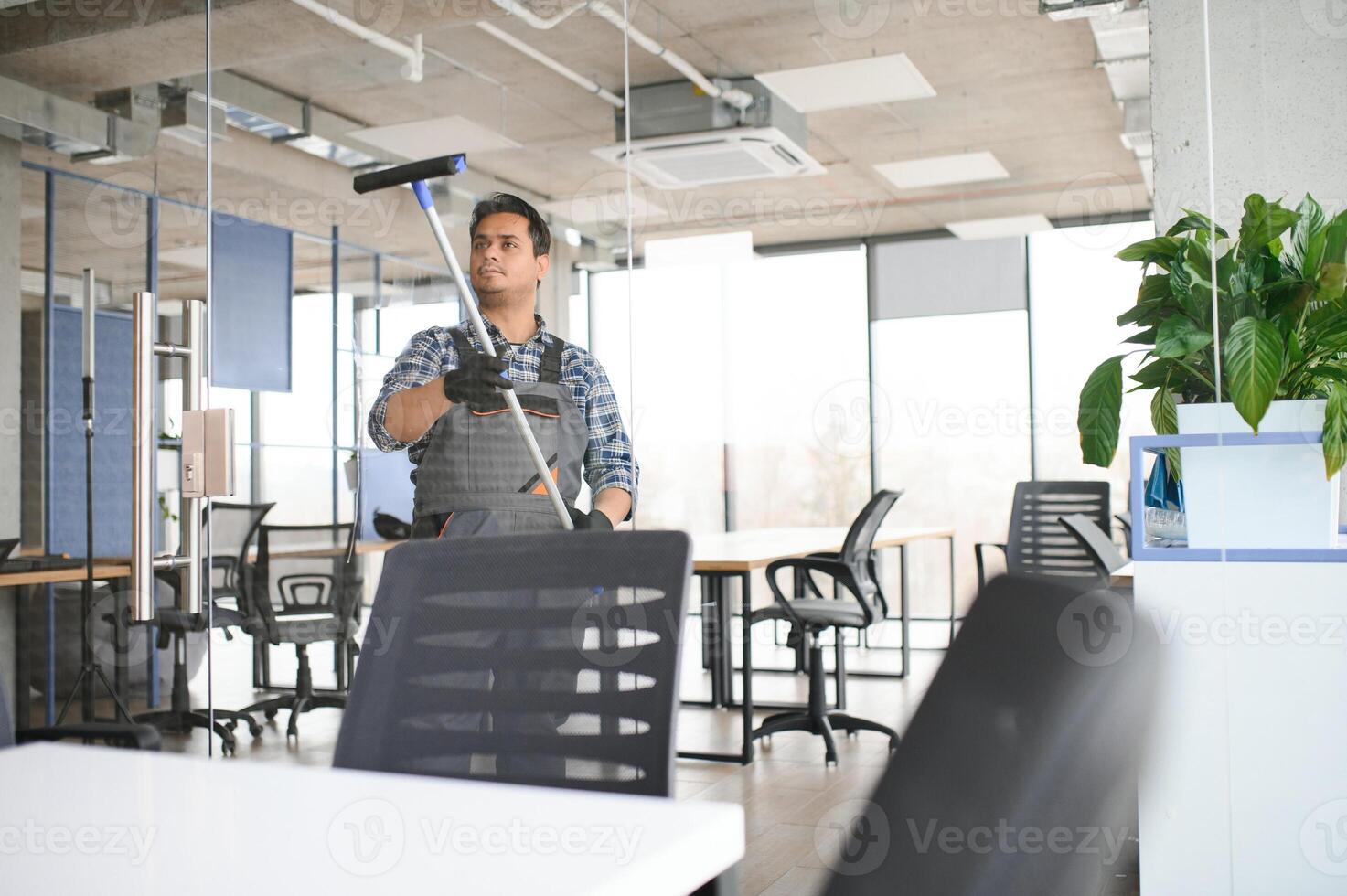 masculino profesional limpieza Servicio trabajador limpia el ventanas y tienda ventanas de un Tienda con especial equipo foto