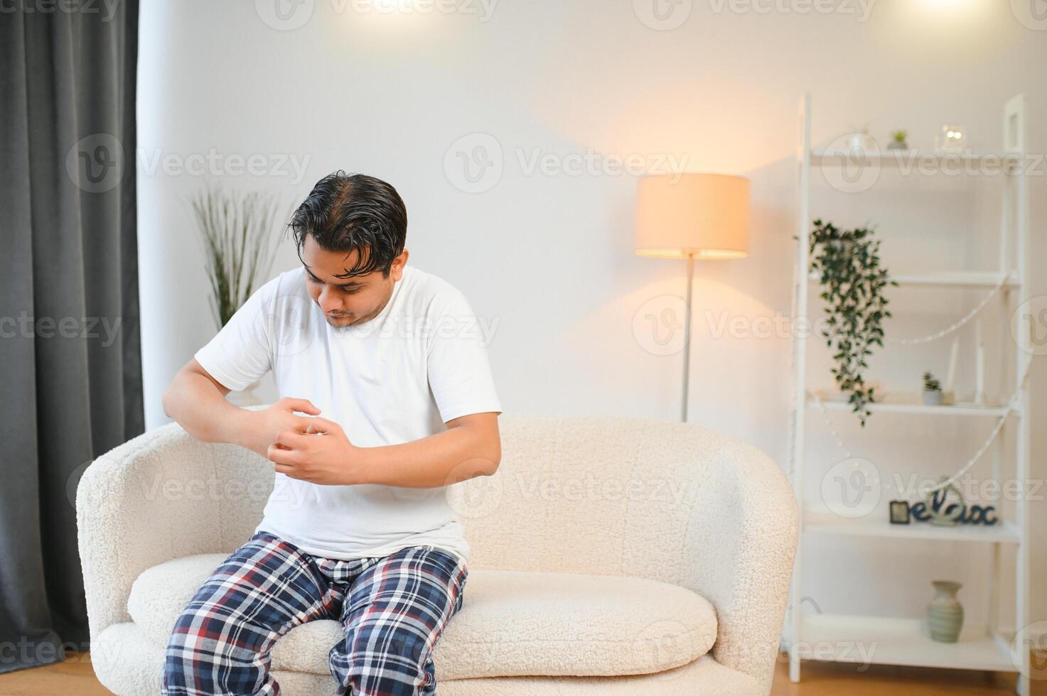 indio masculino rascarse su que produce picor mano debido a piel alergia enfermedad. foto