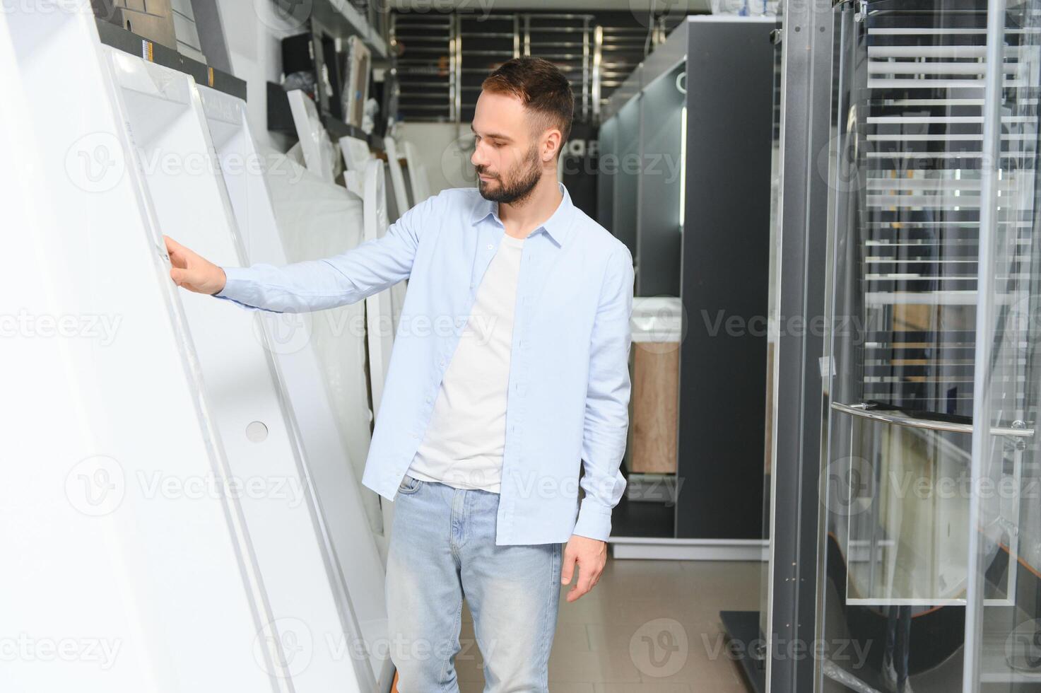 elegir baño. hombre en el Tienda de bienes para el hogar foto