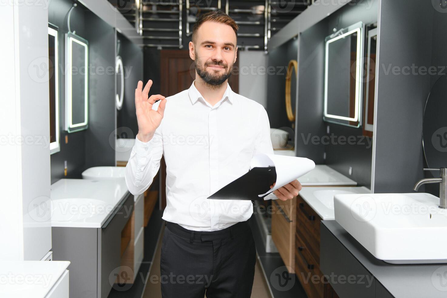 contento vendedor fontanero hombre con papel tableta en plomería tienda foto