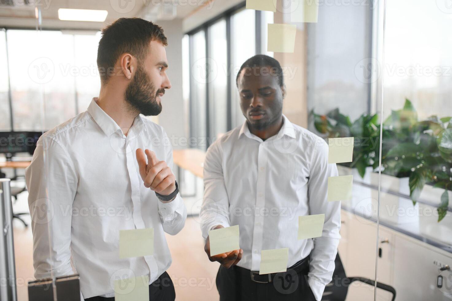 corporativo, pegajoso notas y negocio personas planificación un equipo misión, proyecto o crecimiento de negocio plan foto