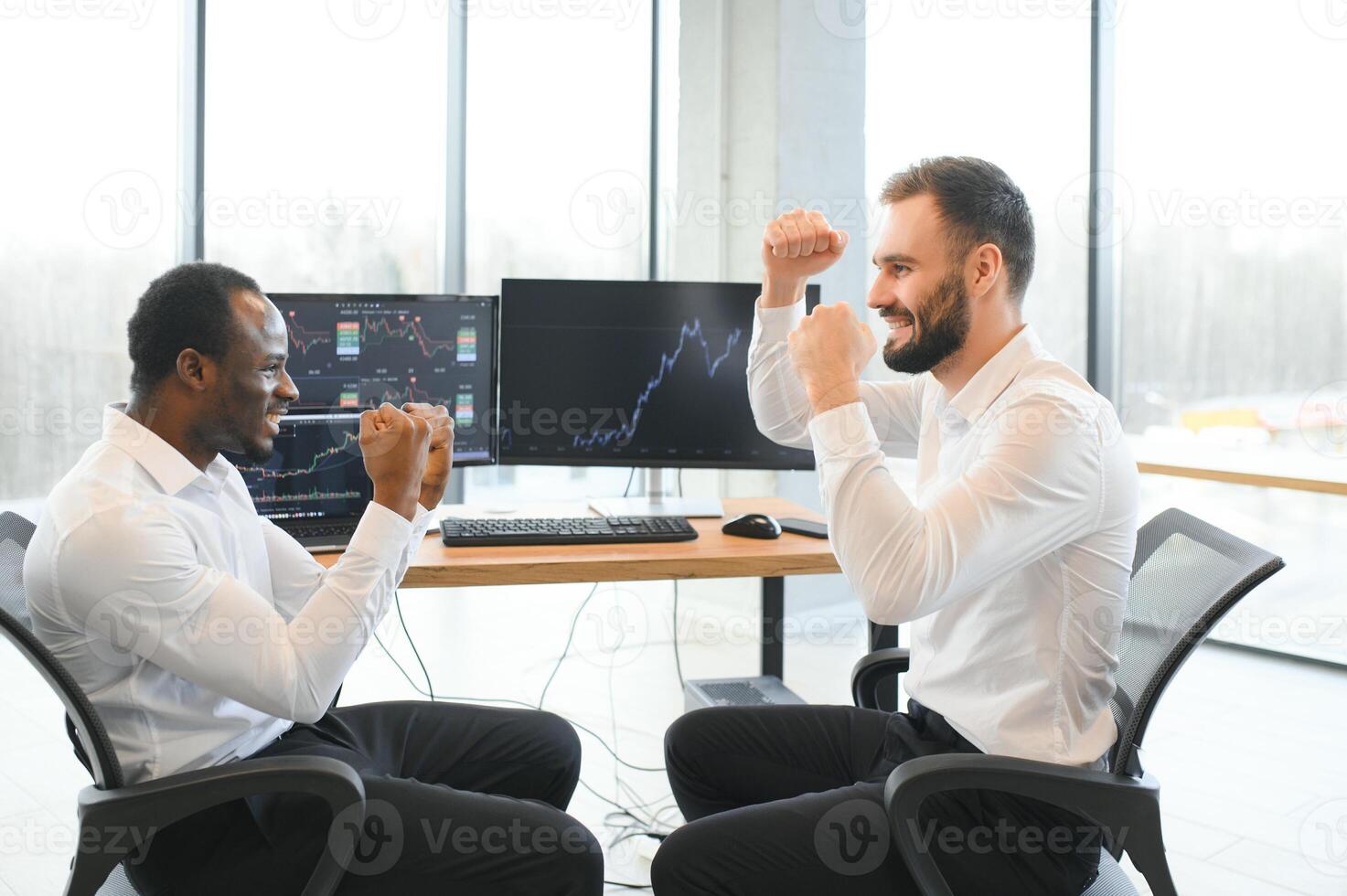 dos contento exitoso emocionado diverso comerciantes inversores dando alto cinco celebrando exitoso valores intercambiar comercio acuerdo foto
