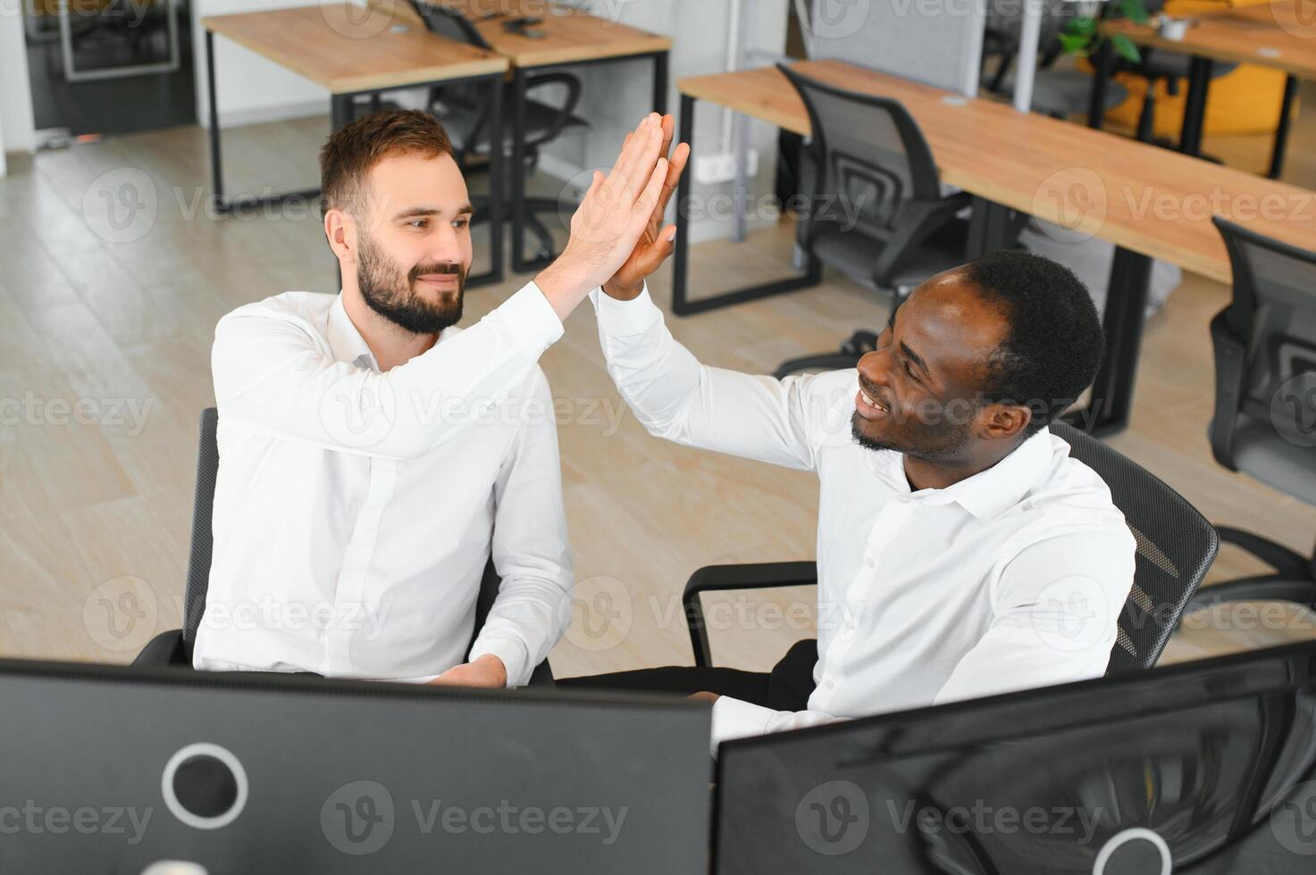 dos contento exitoso emocionado diverso comerciantes inversores dando alto cinco celebrando exitoso valores intercambiar comercio acuerdo foto