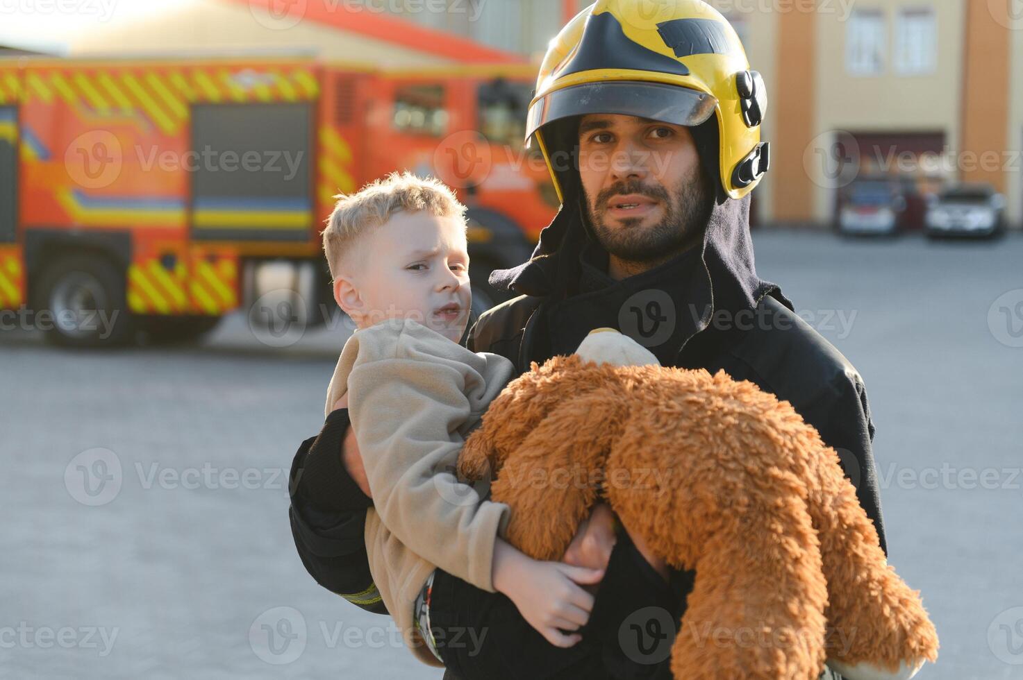 bombero participación niño chico a salvar él en fuego y humo,bomberos rescate el Niños desde fuego foto