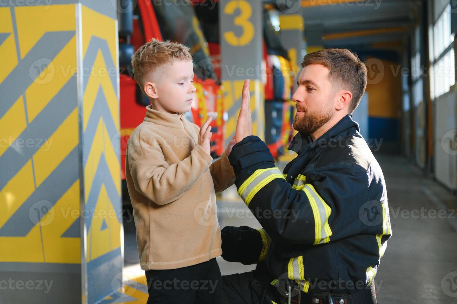 bombero participación niño chico a salvar él en fuego y humo,bomberos rescate el Niños desde fuego foto