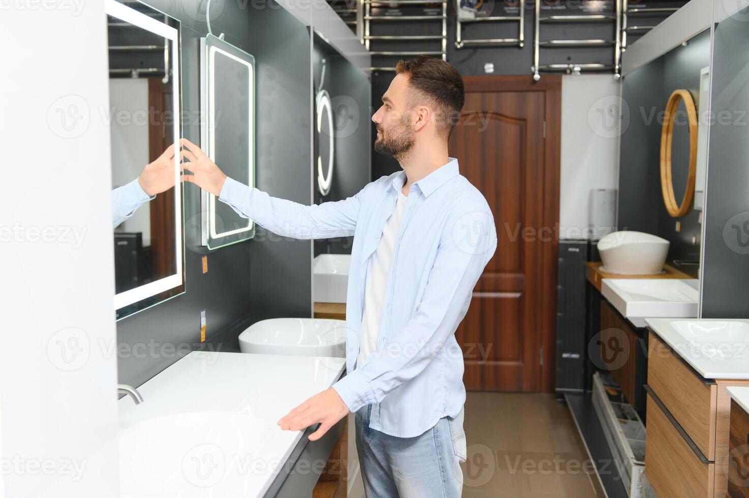 hombre elegir baño lavabo y utensilios para su hogar foto