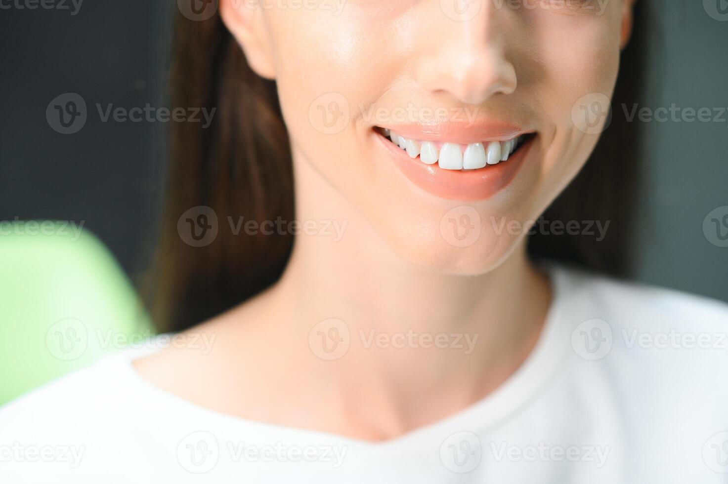 hermosa sonrisa. de cerca retrato de hermosa contento joven mujer con Perfecto blanco dientes foto