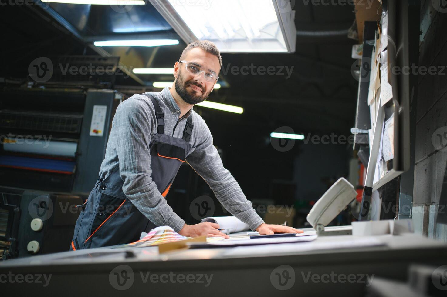 gráfico ingeniero o trabajador comprobación imprimir calidad en moderno impresión tienda foto