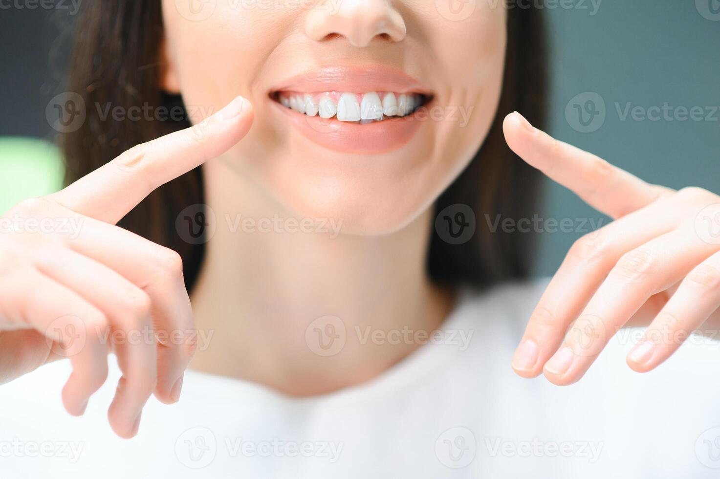 hermosa sonrisa. de cerca retrato de hermosa contento joven mujer con Perfecto blanco dientes foto